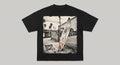 Camiseta oversize negra con estampado fotográfico de una tabla de surf apoyada en un callejón urbano