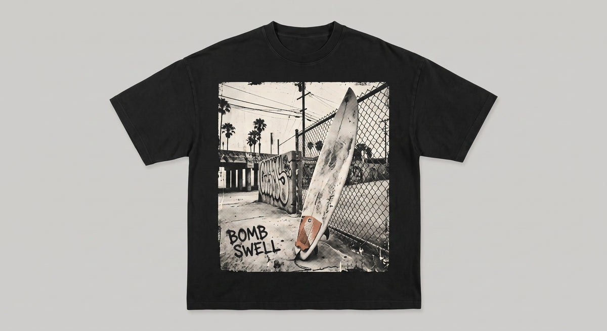 Camiseta oversize negra con estampado fotográfico de una tabla de surf apoyada en un callejón urbano