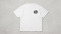 Camiseta oversize blanca con icono circular de tablas de surf cruzadas en el pecho