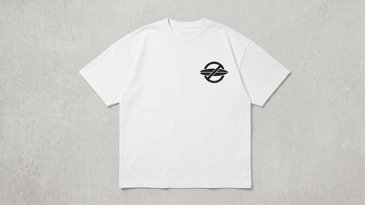 Camiseta oversize blanca con icono circular de tablas de surf cruzadas en el pecho