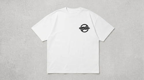 Camiseta oversize blanca con icono circular de tablas de surf cruzadas en el pecho