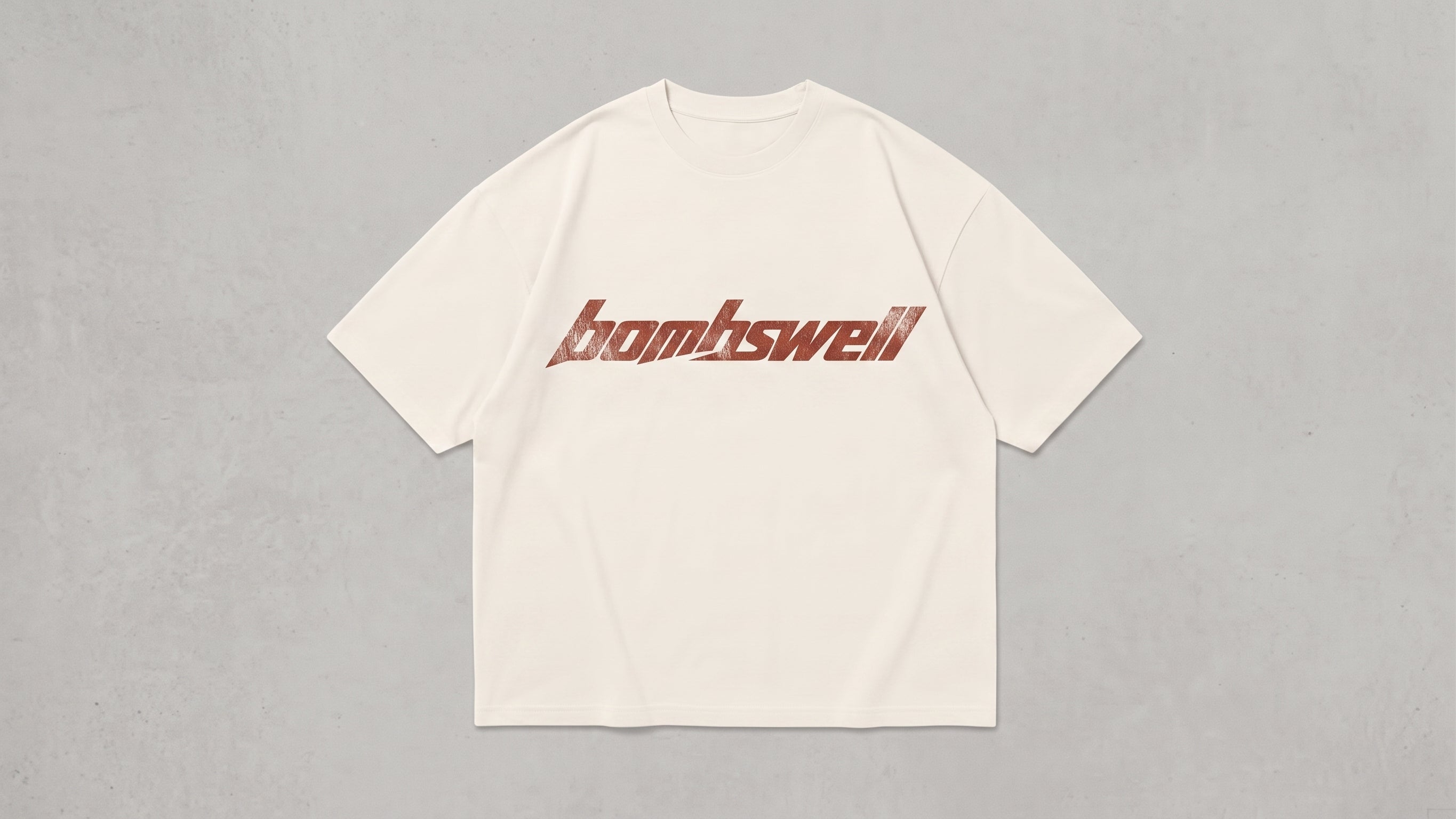 Camiseta oversize color crema con logotipo bombswell en tinta rust en el pecho