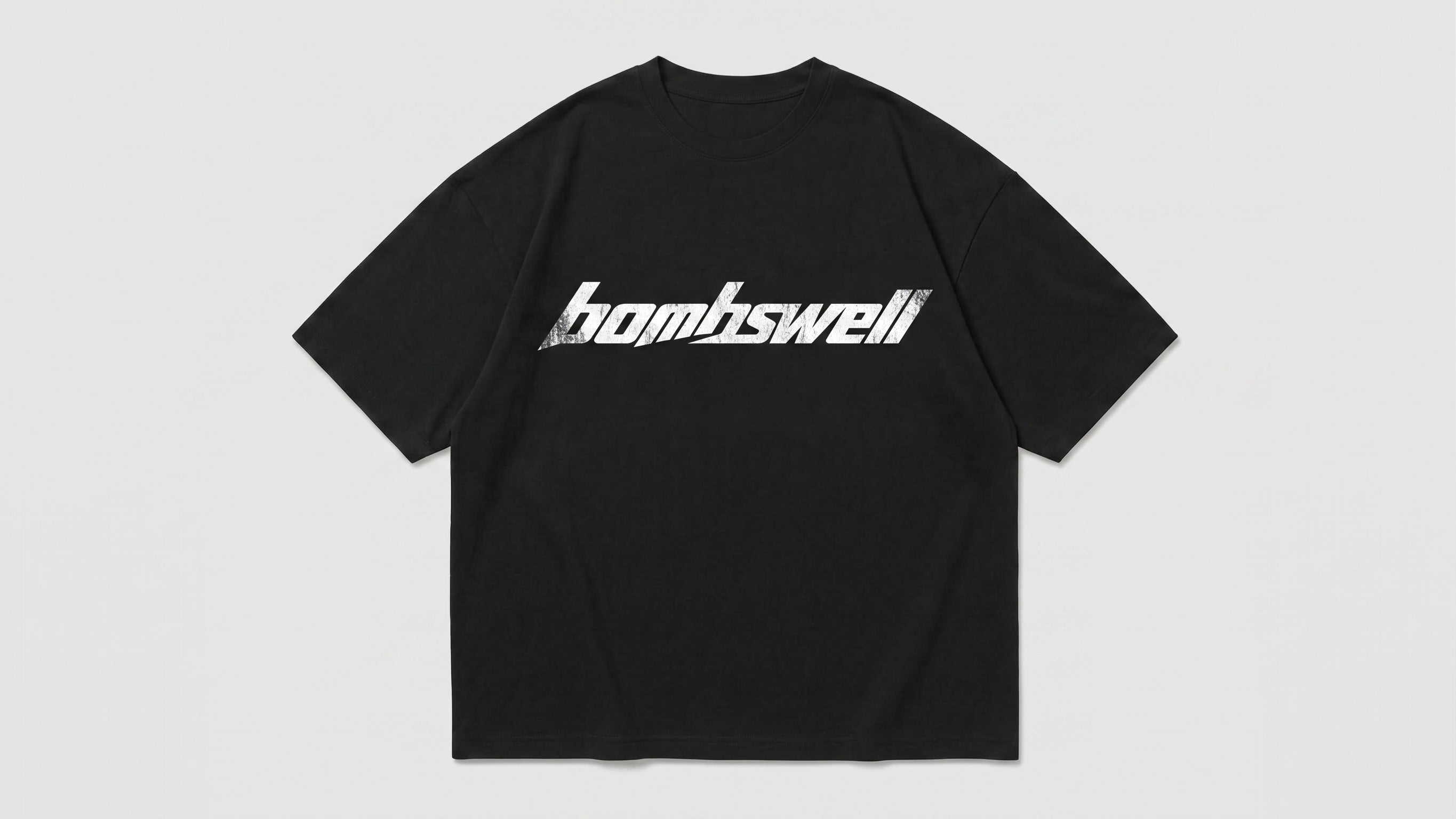 Camiseta oversize negra con logotipo bombswell en blanco desgastado en el pecho